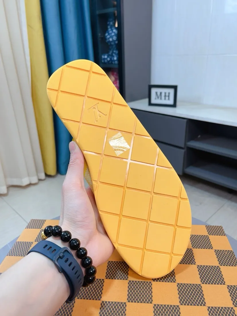 Men's shoes 💰380🌹🌹 (lv-Louis Vuitton) New men's slippers, high-end boutique, exquisite embossed logo decoration on the upper, fine workmanship, super soft soles, casual, loose and comfortable, a must-have in summer! \nsize：38-44